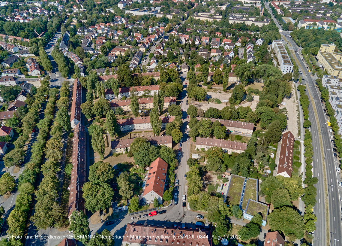 17.08.2022 - Luftbilder von der Baustelle Maikäfersiedlung in Berg am Laim